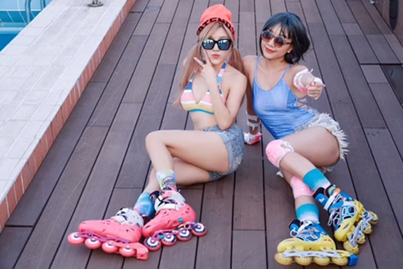 Theo Arttimes, khi tham gia chương trình Bữa trưa vui vẻ, Trang Pháp được yêu cầu gọi điện thoại cho một người bạn thân thiết để giả vờ vay một số tiền lớn đầu tư cho sản phẩm âm nhạc. Nhanh chóng, cô gọi cho Băng Di. Ảnh: Khám Phá.