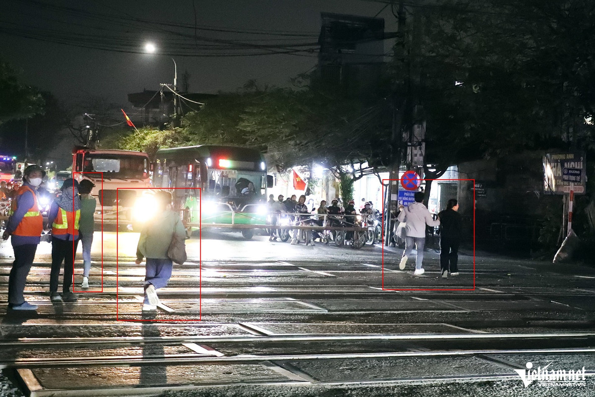 Thậm chí, có cả người đi bộ cố tình “lách” rào, chạy băng qua đường sắt khi tàu hỏa sắp đến. Tổ CSGT đã lập tức ngăn chặn hành vi nguy hiểm này, đồng thời tuyên truyền, nhắc nhở nhóm người trên.