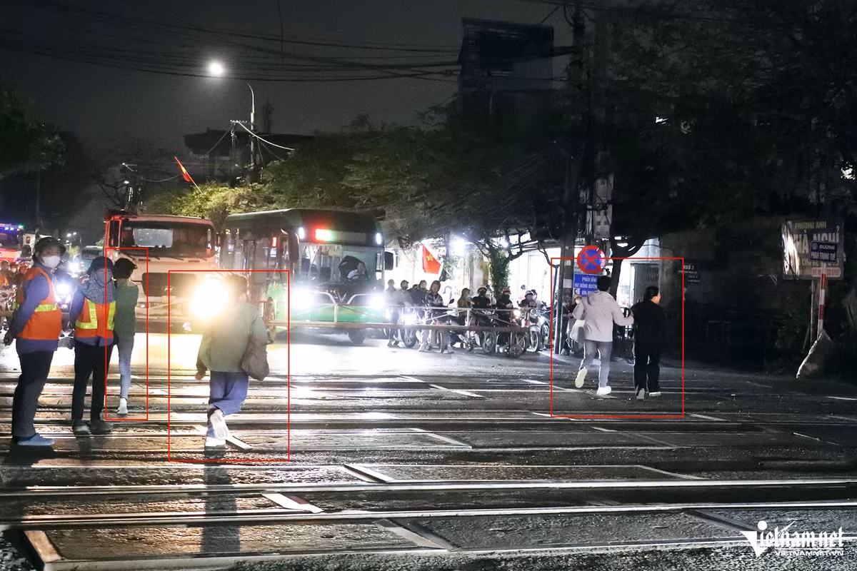 Thậm chí, có cả người đi bộ cố tình “lách” rào, chạy băng qua đường sắt khi tàu hỏa sắp đến. Tổ CSGT đã lập tức ngăn chặn hành vi nguy hiểm này, đồng thời tuyên truyền, nhắc nhở nhóm người trên.