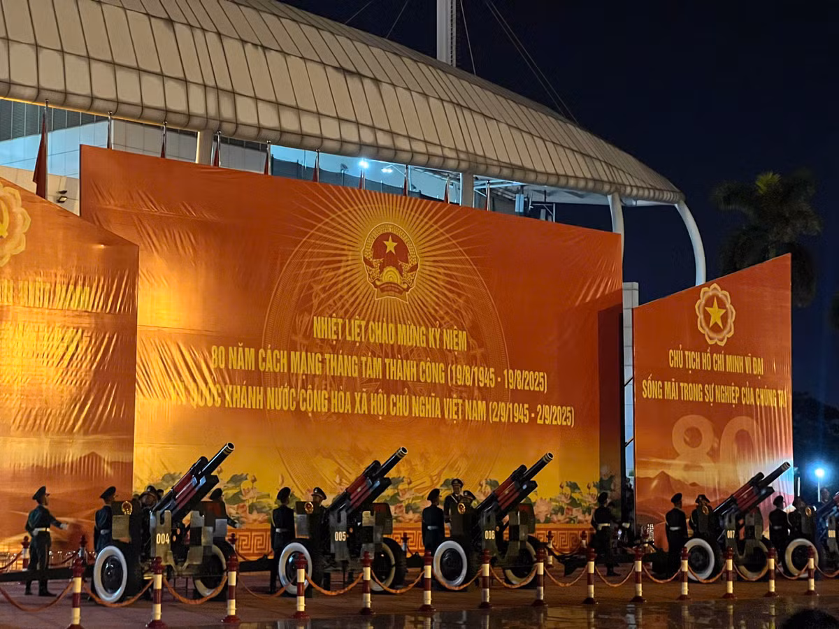 Tối 24/8, buổi tổng hợp luyện diễu binh, diễu hành lần 2 đã diễn ra tại Quảng trường Ba Đình. Ngay từ chiều, khu vực quanh sân vận động Mỹ Đình (Hà Nội) cũng chật kín người dân đến xem nghi thức bắn 21 phát đại bác.