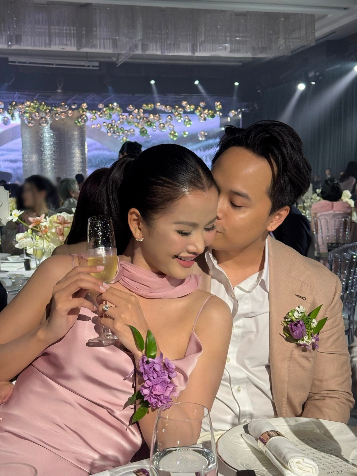 "Khi ngồi lại viết ra những điều mình mơ về cho đám cưới, tụi mình gần như hiểu nhau ngay từ đầu. Dù vẫn có vài thứ chưa thật sự hoàn hảo, nhưng cảm xúc và sự đồng điệu mới là điều mà Ly và Mickey muốn gìn giữ nhất", Hương Ly cho biết.