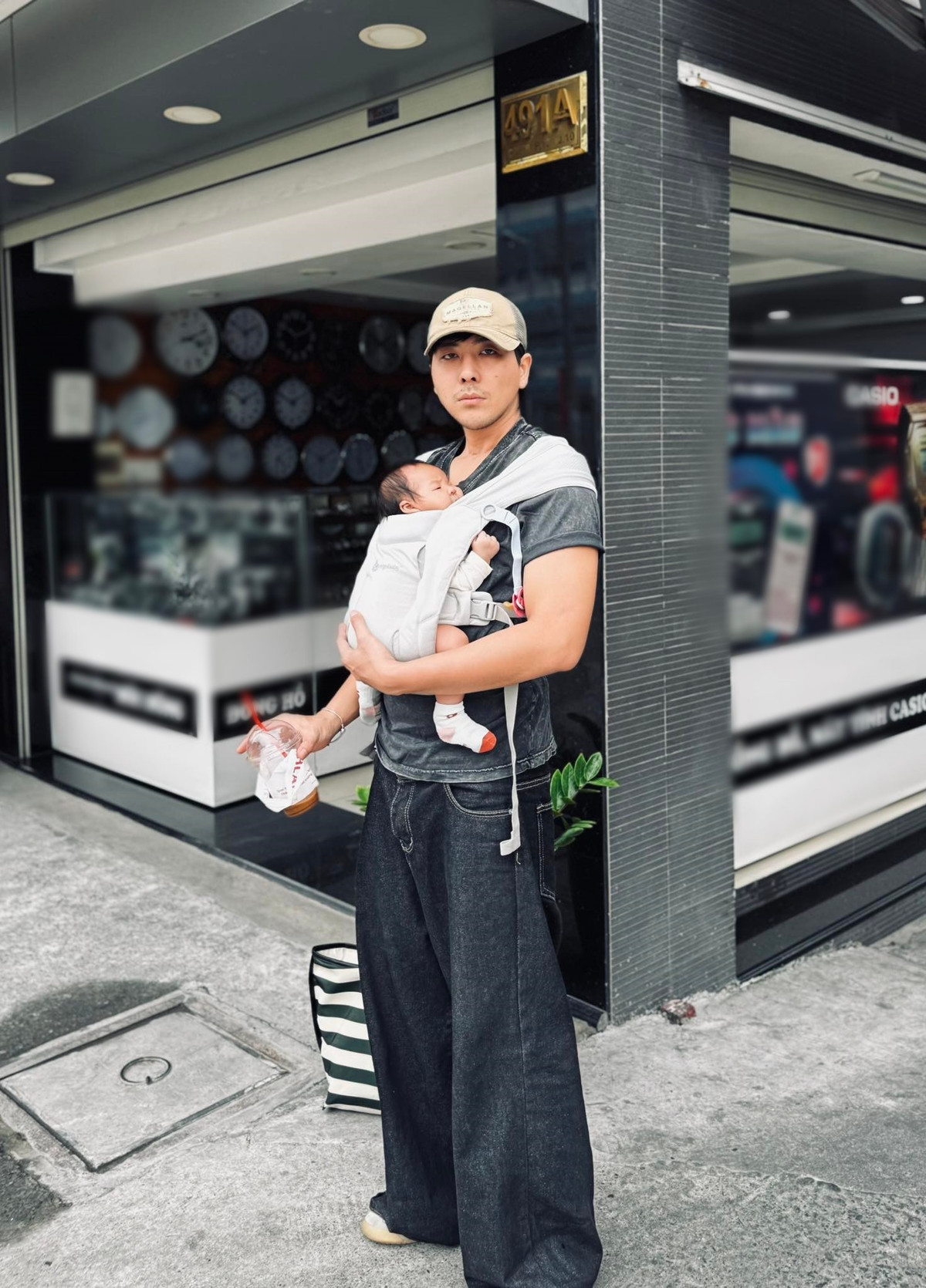 Theo Vietnamnet, Quang Sơn từng đóng phim: Chị 13: 3 ngày sinh tử, Dẹp loạn giang hồ, Cú đấm thép, Dưới đáy hồ, Đợi gì mơ đi, Cuộc chiến hạ lưu. Ảnh: FB Quang Sơn.