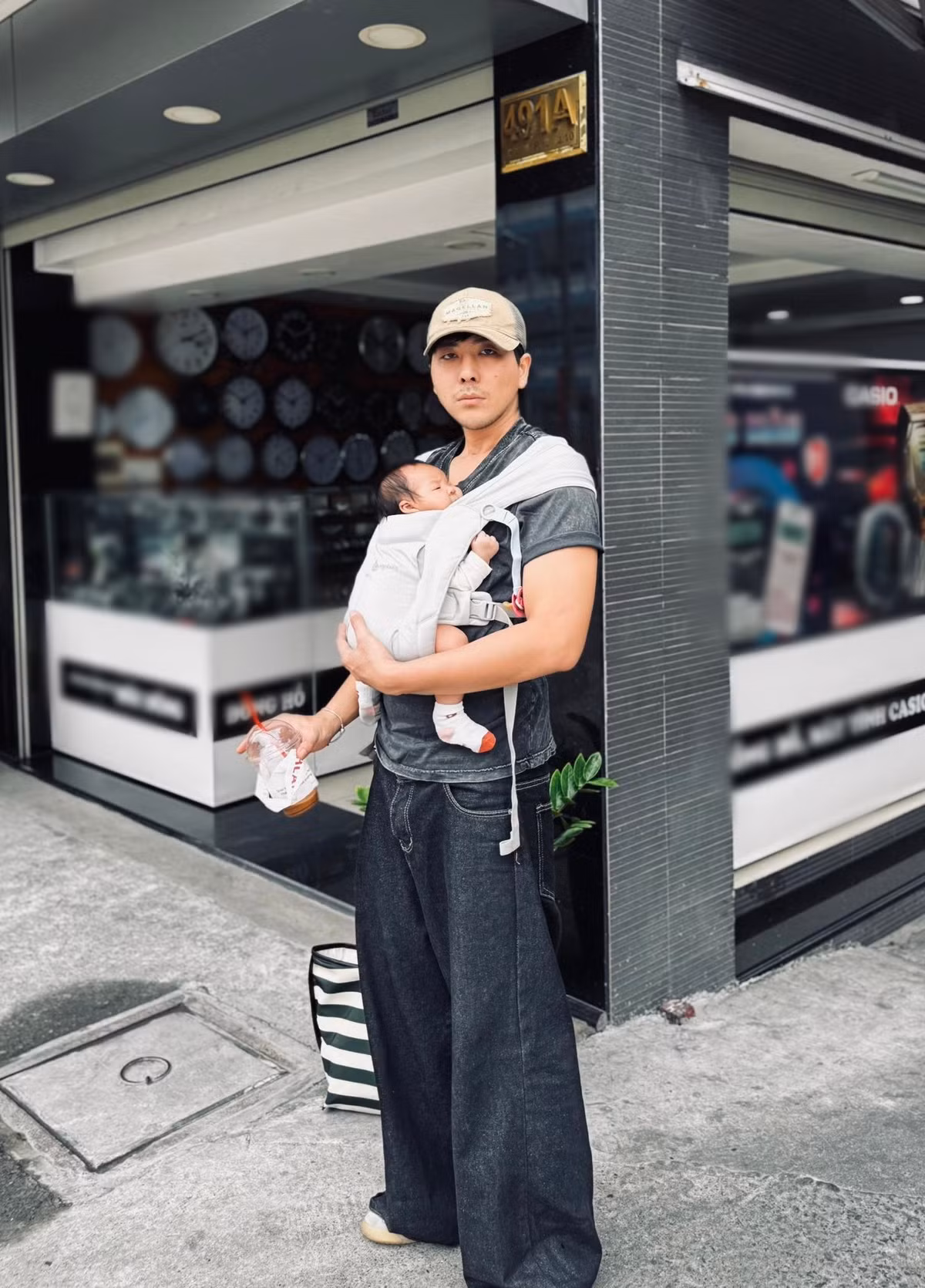 Theo Vietnamnet, Quang Sơn từng đóng phim: Chị 13: 3 ngày sinh tử, Dẹp loạn giang hồ, Cú đấm thép, Dưới đáy hồ, Đợi gì mơ đi, Cuộc chiến hạ lưu. Ảnh: FB Quang Sơn.