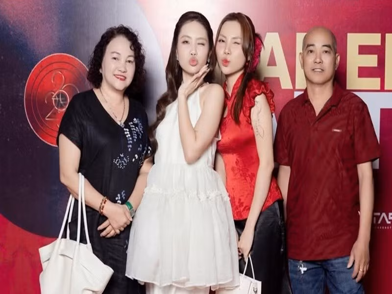 Chia sẻ trên Vietnamnet, Phương Mỹ Quyên cho biết chị đảm nhận công việc quản lý hình ảnh và làm stylist cho em gái. Ảnh: Instagram Phương Mỹ Chi.