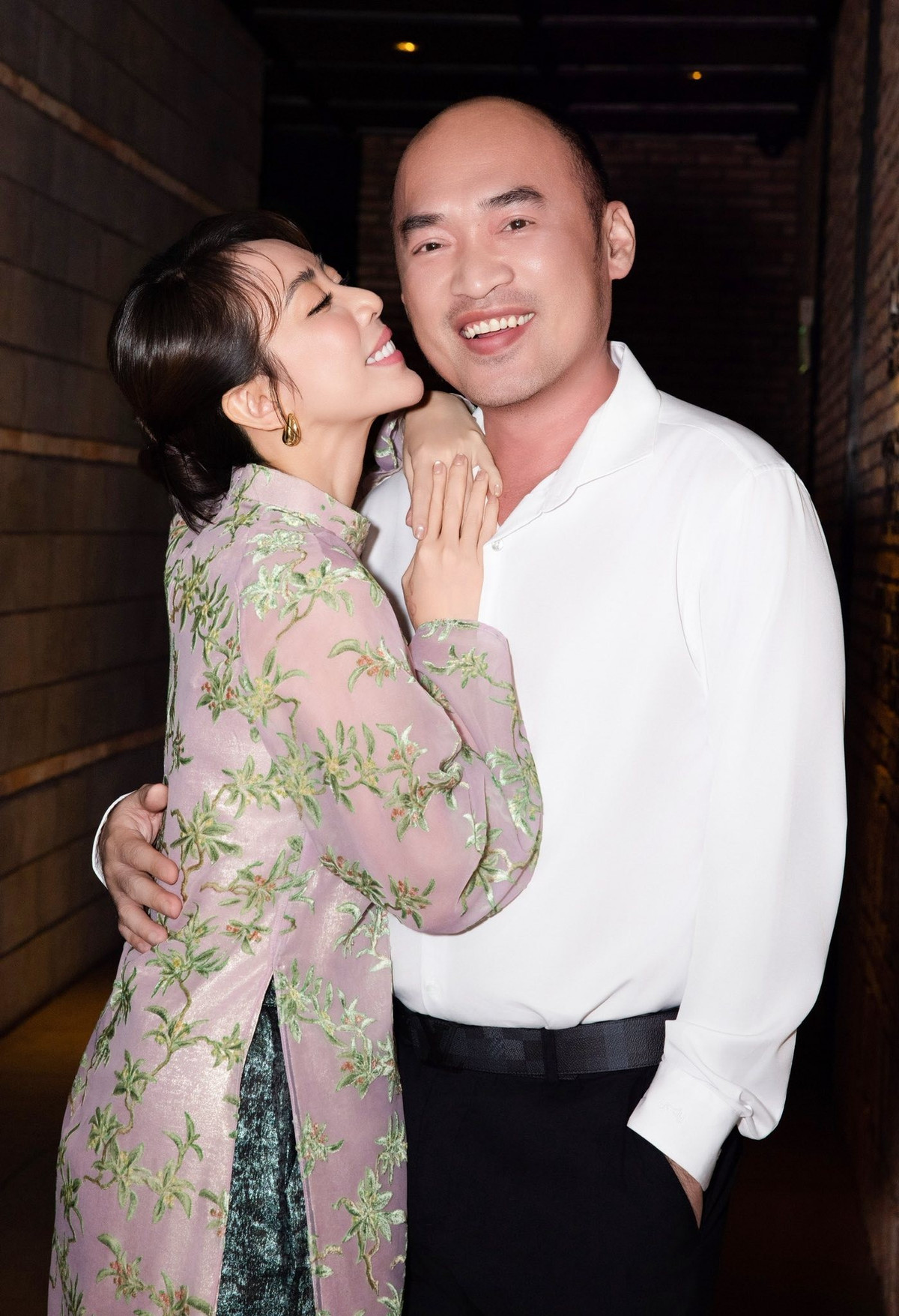 "Tôi phụ kịch bản, cơm bưng nước rót, massage... Tối đến lại thủ thỉ, hỏi thăm vợ chia sẻ mọi thứ khó khăn. Vợ tôi làm việc hay quên ăn quên ngủ nên tôi phải ở bên nhắc nhở nhiều”, Tiến Luật cho biết. Ảnh: FB Tiến Luật.