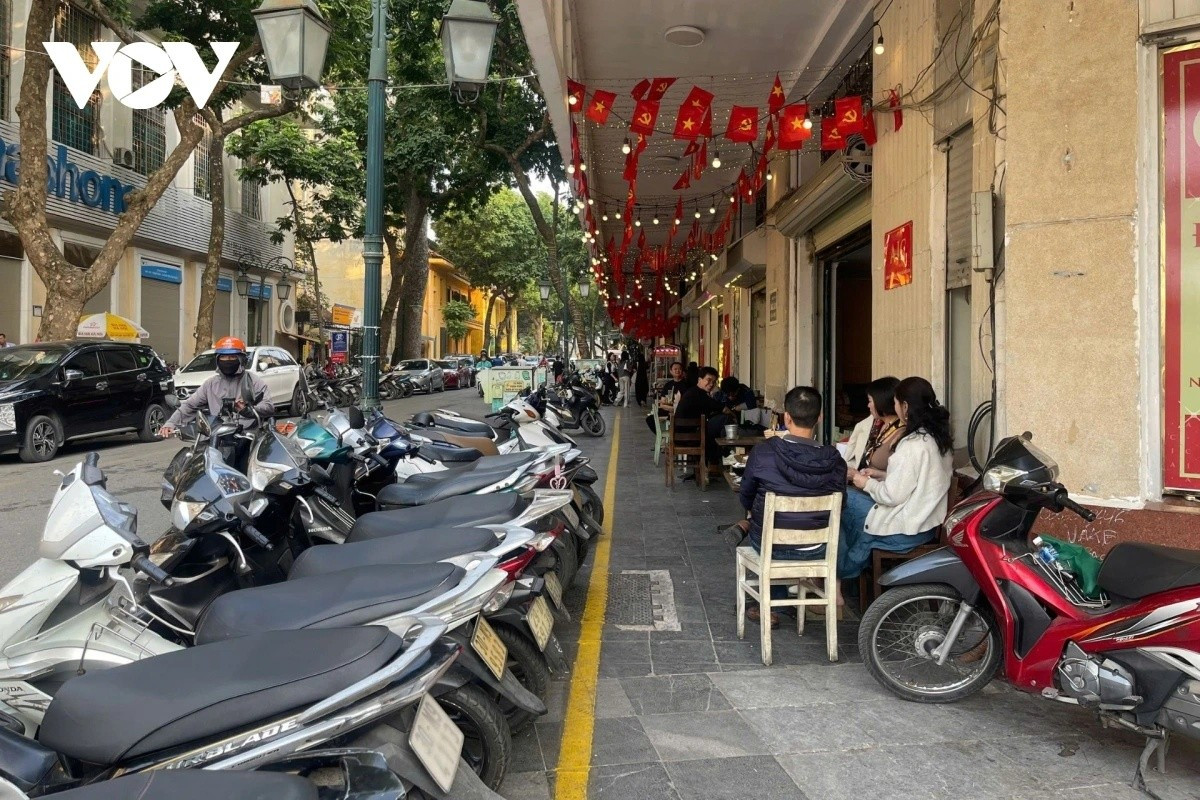 Bên cạnh những tuyến phố đã thông thoáng, tình trạng tái lấn chiếm vỉa hè để kinh doanh tại các phố nhỏ, khu vực cổng bệnh viện… vẫn chưa được xử lý dứt điểm, dù lực lượng chức năng thường xuyên ra quân kiểm tra, xử lý vi phạm.