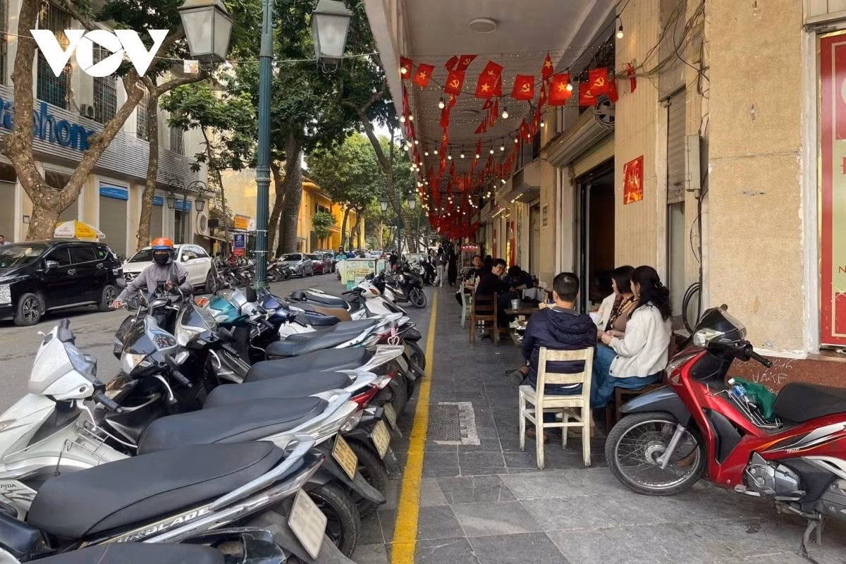 Bên cạnh những tuyến phố đã thông thoáng, tình trạng tái lấn chiếm vỉa hè để kinh doanh tại các phố nhỏ, khu vực cổng bệnh viện… vẫn chưa được xử lý dứt điểm, dù lực lượng chức năng thường xuyên ra quân kiểm tra, xử lý vi phạm.