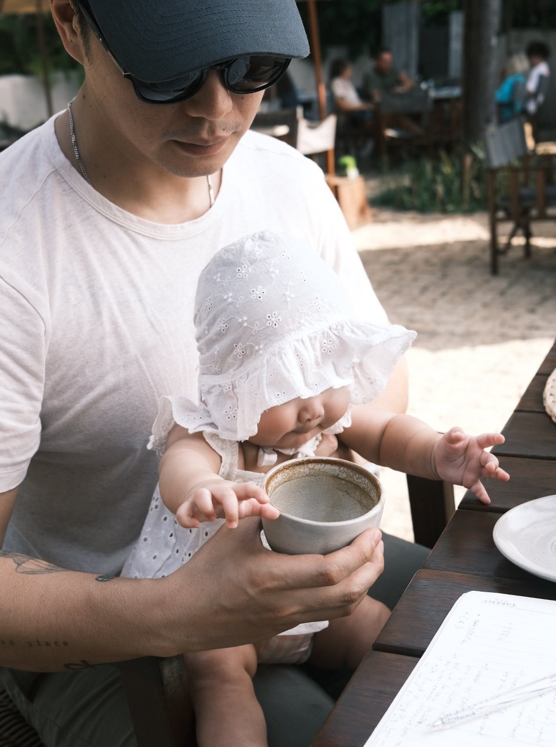 Vợ chồng Ngô Thanh Vân - Huy Trần đưa bé Gạo đi biển. Xuất hiện trong loạt ảnh, bé Gạo nhanh chóng gây chú ý. Nhiều khán giả khen ngợi con gái Ngô Thanh Vân - Huy Trần có ngoại hình đáng yêu.