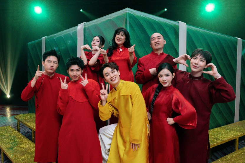 Đầu năm 2026, ca sĩ Trúc Nhân ra mắt MV Vạn sự như ý. Theo VTV, trong MV, nam ca sĩ vào vai người được lì xì, di chuyển quanh chiếc bánh chưng khổng lồ để lần lượt gặp gỡ và "nhận lộc đầu năm" từ gần 70 nghệ sĩ. Ảnh: An Ninh Thủ Đô.