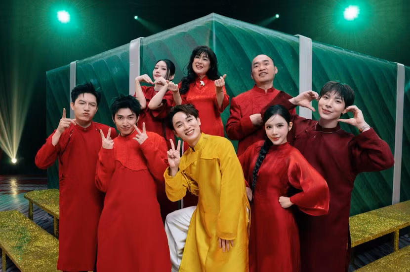 Đầu năm 2026, ca sĩ Trúc Nhân ra mắt MV Vạn sự như ý. Theo VTV, trong MV, nam ca sĩ vào vai người được lì xì, di chuyển quanh chiếc bánh chưng khổng lồ để lần lượt gặp gỡ và "nhận lộc đầu năm" từ gần 70 nghệ sĩ. Ảnh: An Ninh Thủ Đô.