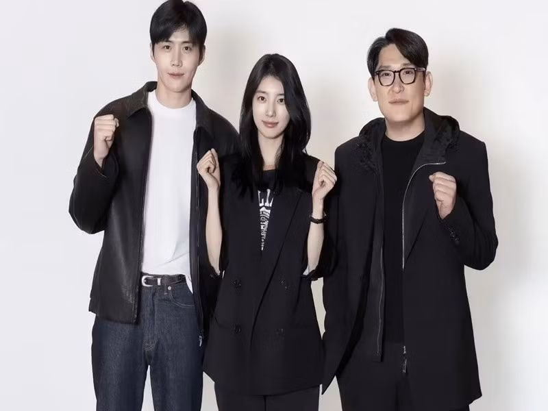 Theo Tiền Phong, Suzy và Kim Seon Ho từng hợp tác trong phim Start-up (Khởi nghiệp). Nữ diễn viên đóng chính, Kim Seon Ho vào vai nam phụ si tình. Ảnh: VTV.