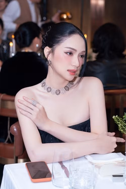 Hương Giang tham gia cuộc thi nhan sắc quốc tế Miss Universe 2025 ở Thái Lan với tư cách là đại diện Việt Nam và nhanh chóng nhận được sự quan tâm từ truyền thông Việt Nam và quốc tế. Dù nhận sự chú ý và được nhiều khán giả đặt kỳ vọng, Hương Giang không lọt vào top 30 chung cuộc tại đêm thi cuối cùng. Ảnh: FB Hương Giang.