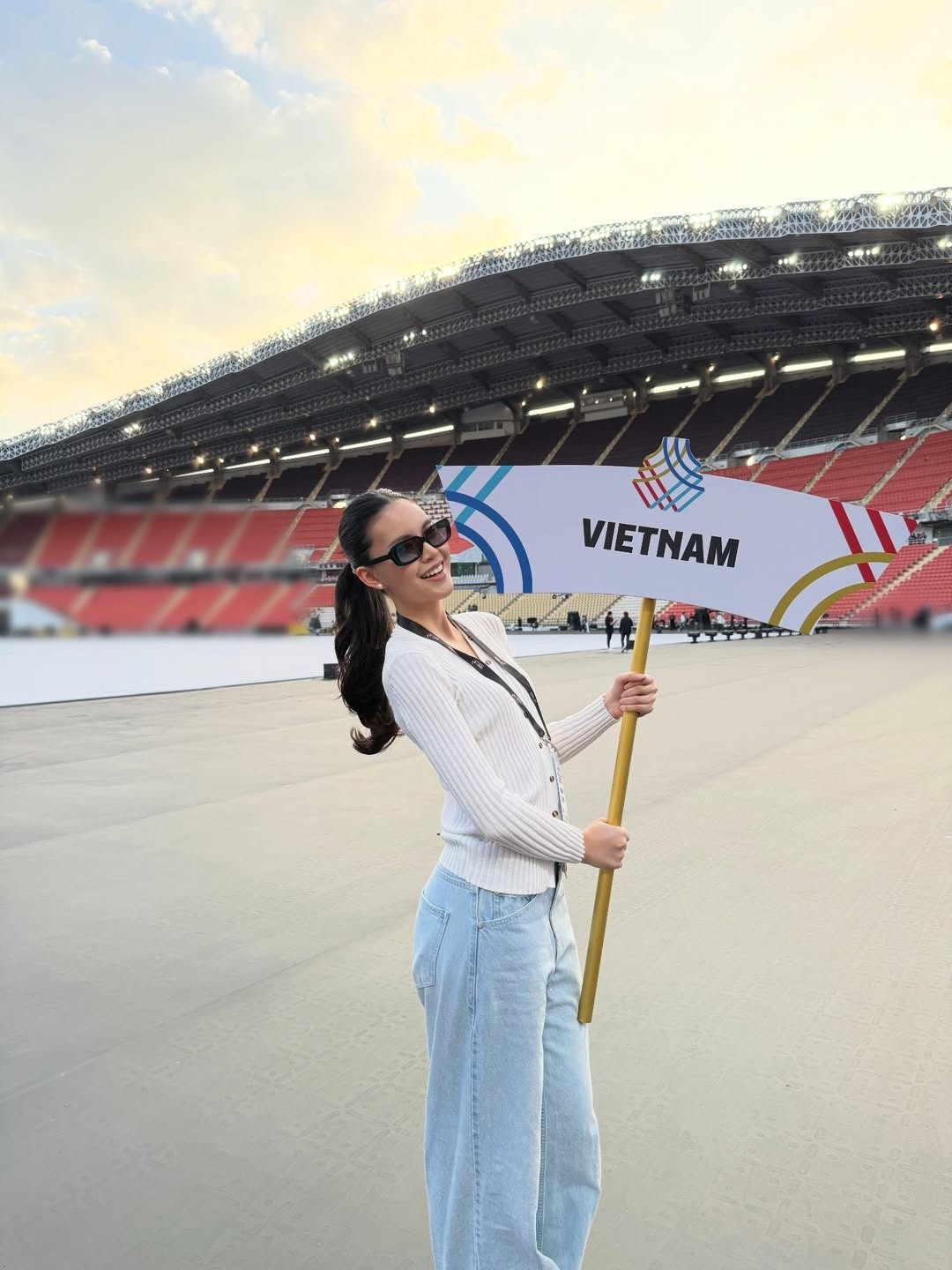 Nicha viết trên trang cá nhân: "Tôi vinh dự được cầm biển dẫn đoàn thể thao Việt Nam ở SEA Games 2025. Đây là một kỷ niệm mà tôi không bao giờ quên". Ảnh: FB Nicha Poonpoka.