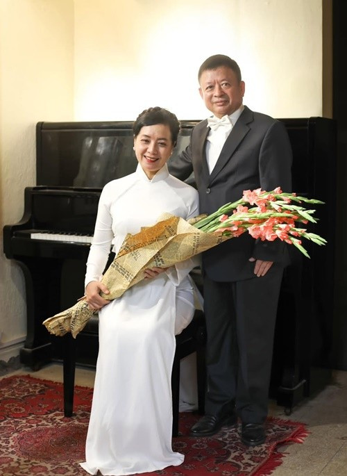 Năm 2025, kỷ niệm 38 năm ngày cưới, Chiều Xuân chia sẻ: "Ngày ấy mình đã gặp được chàng nhạc sĩ, nhạc trưởng tài ba và đẹp trai hết mực. 15/3 là kỷ niệm ngày cưới của chúng mình. Mình vẫn luôn cảm ơn số phận vì mình đã luôn thật hạnh phúc khi được làm vợ anh ấy". Ảnh: Tiền Phong.