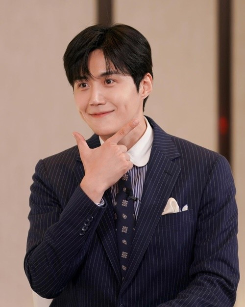 Kim Seon Ho đóng kịch nhiều năm. Từ năm 2017, anh tập trung tham gia phim ảnh. Theo Vietnamnet, nam diễn viên đóng các phim: Thiên hạ đệ nhất giao hàng, Cảnh sát bắt ma, Lang quân 100 ngày, Điệu cha cha cha làng biển. Ảnh: Vietnamnet.