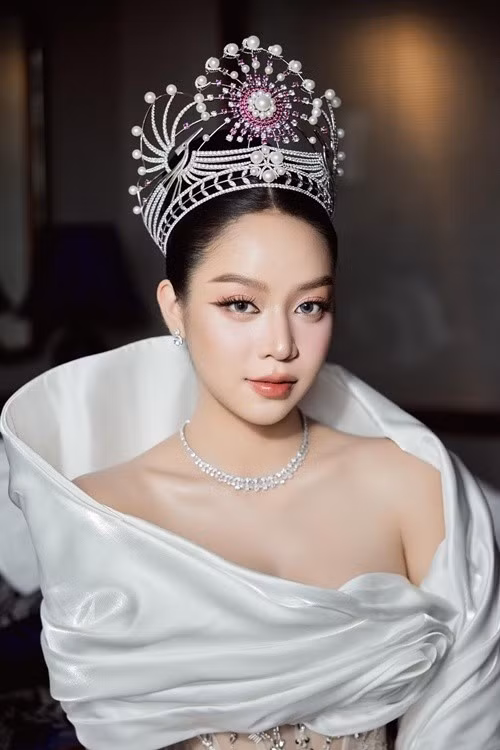 Ít ngày trước, Thanh Thủy kết thúc nhiệm kỳ Hoa hậu Việt Nam 2022. "20 tuổi: Thanh Thủy đăng quang Hoa hậu Việt Nam cũng như bắt đầu hành trình đi tìm chính mình. 23 tuổi: Thanh Thủy kết thúc nhiệm kỳ một cách đầy mãn nguyện khi biết mình là ai", cô viết. Ảnh: FB Thanh Thủy.