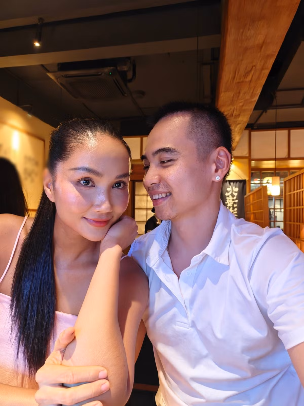 H’Hen Niê còn nhắn nhủ chồng: “Cảm ơn anh Khôi vì hành trình 8 năm qua nhé. Năm nay chúng ta thật tận hưởng mọi khoảnh khắc cùng Harley”. Ảnh: FB H'Hen Niê.