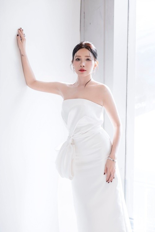 Bên cạnh hoạt động diễn xuất, nữ diễn viên còn gây chú ý với phong cách thời trang đa dạng. Cô không ngại thử nghiệm những thiết kế ôm dáng, trễ vai hoặc cắt xẻ tinh tế nhằm tôn lên vóc dáng. Trong nhiều bộ ảnh, Khả Như thường chọn các thiết kế váy dạ hội tông trắng hoặc pastel. Phom váy tối giản nhưng tôn đường cong giúp cô giữ được vẻ thanh lịch, mềm mại mà không quá phô trương.