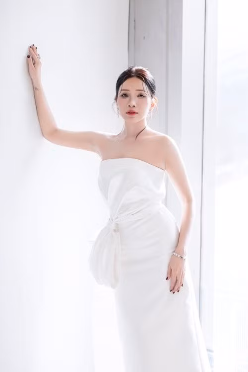 Bên cạnh hoạt động diễn xuất, nữ diễn viên còn gây chú ý với phong cách thời trang đa dạng. Cô không ngại thử nghiệm những thiết kế ôm dáng, trễ vai hoặc cắt xẻ tinh tế nhằm tôn lên vóc dáng. Trong nhiều bộ ảnh, Khả Như thường chọn các thiết kế váy dạ hội tông trắng hoặc pastel. Phom váy tối giản nhưng tôn đường cong giúp cô giữ được vẻ thanh lịch, mềm mại mà không quá phô trương.