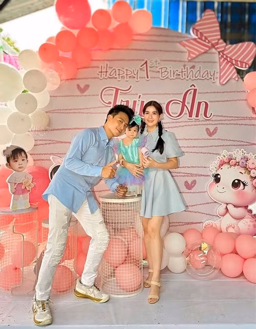 Kha Ly - Thanh Duy vừa đưa con gái Lita về quê nhà An Giang để mừng sinh nhật. Ảnh: FB Thanh Duy.