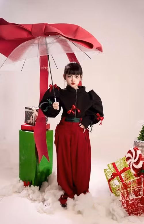 Cherry An Nhiên thường xuyên được các nhà thiết kế và nhãn hàng thiếu nhi lựa chọn cho các show diễn và bộ ảnh thời trang.