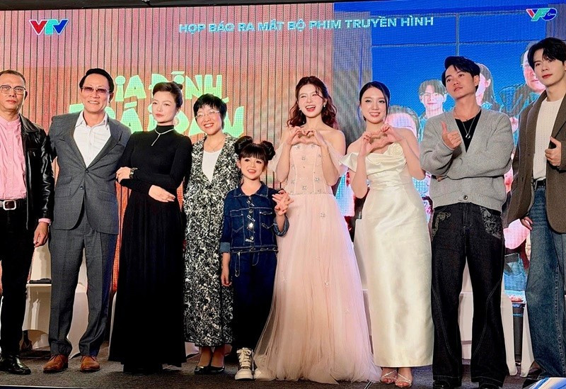 Nhân vật bé Nhi của Cherry An Nhiên xuất hiện trong tập 18 phim Gia đình trái dấu, gây bất ngờ khi gọi ông Phi (nghệ sĩ Hoàng Hải đóng) là bố.