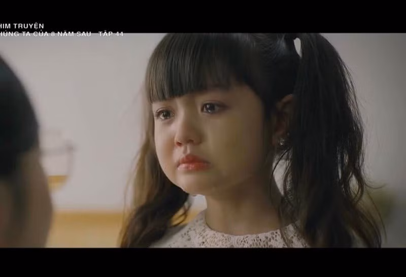 Trong cuộc phỏng vấn với Saostar, Cherry An Nhiên chia sẻ về hậu trường quay các cảnh khóc. "Con chỉ mất khoảng vài giây để nghĩ về chuyện thấy rất buồn rồi khóc. Sau khi thấy con khóc các cô chú sẽ bắt đầu cảnh quay", diễn viên nhí cho biết.