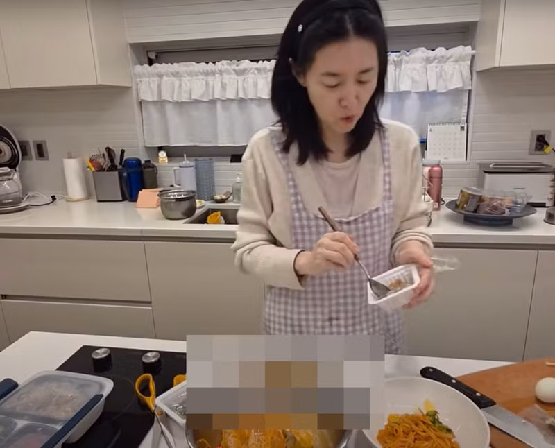 Theo VOV, nữ diễn viên cho biết, cô dành 10 năm sống ở vùng nông thôn, tự trồng rau và nấu ăn. Ảnh: Tiền Phong.