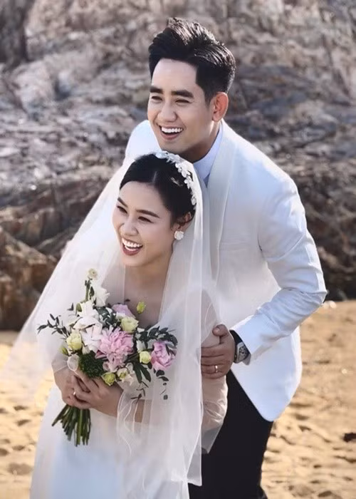 Linh Lan và Đinh Kiến Phong đăng ký kết hôn, có con chung năm 2022. Ảnh: Tiền Phong.