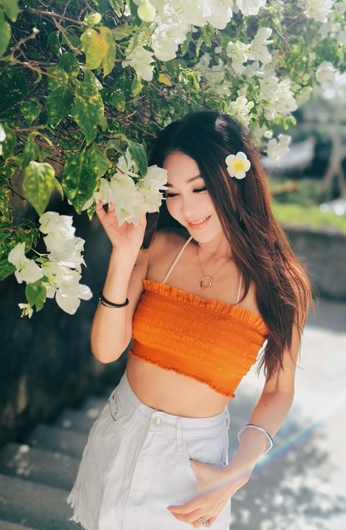 Làn da căng mịn, tươi sáng, ít nếp nhăn giúp Ôn Bích Hà trẻ trung hơn nhiều so với tuổi thật. Ảnh: Instagram Ôn Bích Hà.