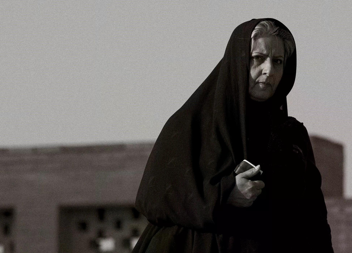 "Iran là một quốc gia, một nền văn minh tuyệt vời bậc nhất nhân loại. Nhưng lẩn khuất đâu đó trong quốc gia này là những hiện thực có phần đáng tiếc. Nền kinh tế, hàng hoá, đời sống, hay đơn giản là nụ cười, ánh mắt của người Iran vẫn lạc điệu, chông chênh", nhiếp ảnh gia bày tỏ.