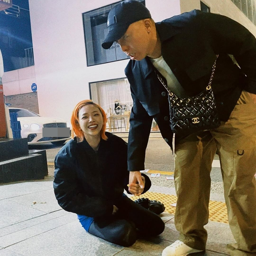 Tóc Tiên và Hoàng Touliver vẫn giữ hình ảnh bên nhau trên trang cá nhân sau chia sẻ ly hôn. Ảnh: Instagram Hoàng Touliver.