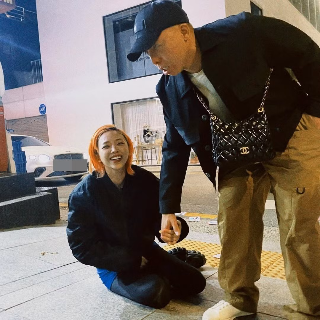 Tóc Tiên và Hoàng Touliver vẫn giữ hình ảnh bên nhau trên trang cá nhân sau chia sẻ ly hôn. Ảnh: Instagram Hoàng Touliver.