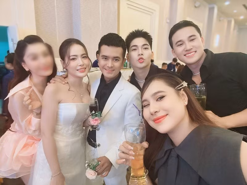 Đám cưới của Hùng Thuận có sự góp mặt của nhiều sao Việt: Hồ Bích Trâm, vợ chồng Kha Ly - Thanh Duy, Thanh Đoàn - Hà Trí Quang, Anh Tâm - Phương Hằng, Văn Anh - Tú Vi, vợ chồng TiTi (HKT)...Ảnh: FB Hồ Bích Trâm.