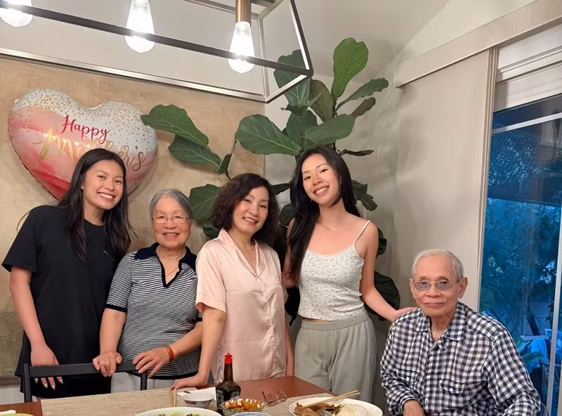 Cách đây không lâu, Hồng Đào phủ nhận tái hôn. “Cuối tuần qua mình đi show xa, thật bất ngờ khi nhận được quá nhiều lời chúc mừng, người chúc mình hạnh phúc, người trách đám cưới sao không mời. Cho đến khi bà ngoại gọi điện thoại kể: “Sáng nay ông ngoại hỏi ủa chuyện con Bê (Bê là tên ở nhà của mình) đám cưới là sao vậy, Bà phải nói với ông rằng đó là tin giả, ông ơi!". Ôi! bà ngoại nói thì chỉ có đúng. Con gái bà ngoại vẫn còn nguyên, vẫn ở lù lù trong nhà, chưa gả cho ai được”, nữ nghệ sĩ chia sẻ trên trang cá nhân. Ảnh: FB Hồng Đào.