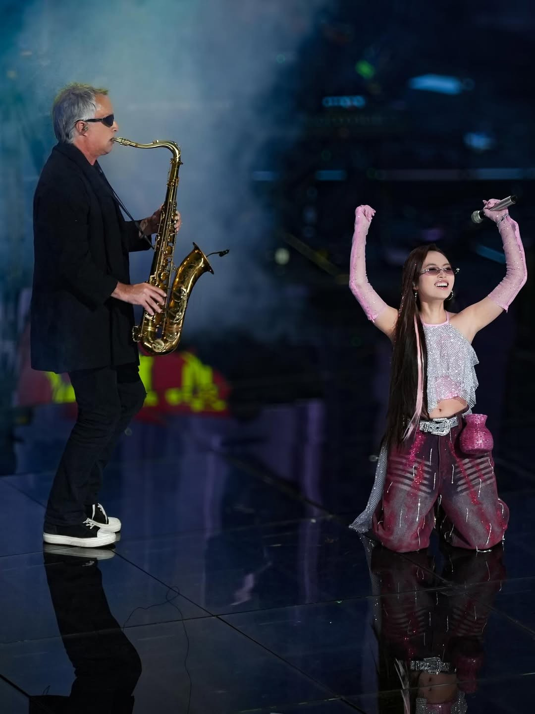 Phương Mỹ Chi được chị gái Phương Mỹ Quyên, nhóm DTAP, Phan Anh hỗ trợ khi tham gia cuộc thi Sing! Asia 2025. Ảnh: FB Phương Mỹ Chi.