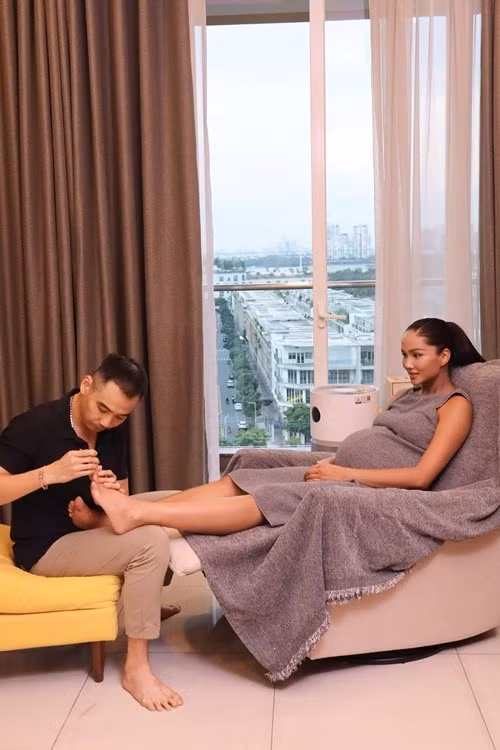 Tuấn Khôi không ít lần ghi điểm trước khi vướng ồn ào. Nam nhiếp ảnh gia được khen ngợi khi luôn ân cần chăm sóc H'hen Niê. Ảnh: FB H'hen Niê.