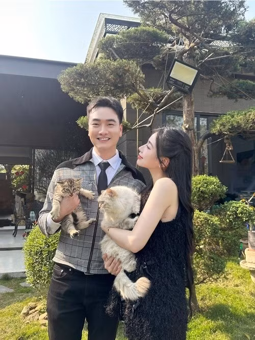 Trọng Lân và Huyền Trang thi thoảng tương tác trên mạng xã hội. Tháng 3/2025, nam diễn viên đăng ảnh bên vợ kèm chú thích: "Sang năm mình bế một trai, một gái em nha". Đáp lại Trọng Lân, Huyền Trang viết: "1 đội bóng anh nhé". Ảnh: FB Trọng Lân.