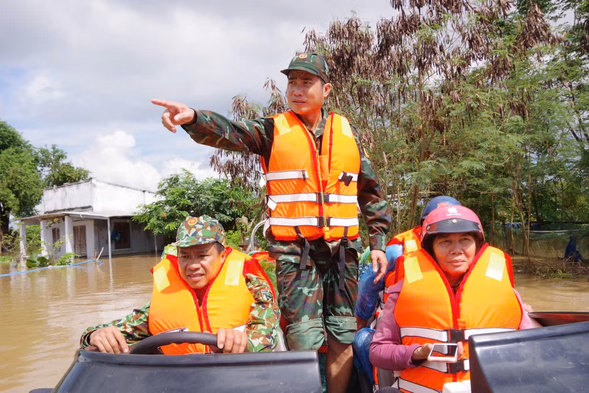 Xã Hồng Thái đang di dời 20 hộ; xã Hiệp Thạnh ghi nhận hơn 150 căn nhà ngập từ 0,8–2,5 m, nhiều khu vực bị chia cắt, lực lượng chức năng đang tiếp tục sơ tán dân.