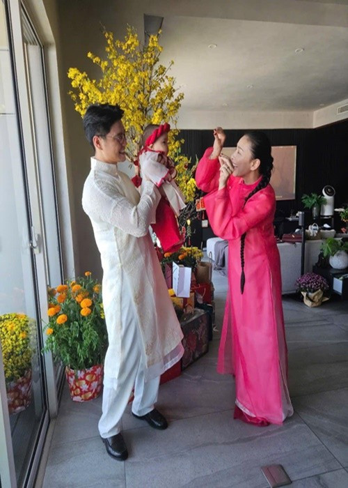 Về việc cho con ăn dặm tự chủ, Ngô Thanh Vân bày tỏ sự tự hào khi thấy con dần thích nghi, dù vẫn còn nhiều điều phải học. Với cô, việc chuẩn bị kiến thức và đồng hành cùng con trong từng giai đoạn là điều quan trọng. Ảnh: Instagram Ngô Thanh Vân.