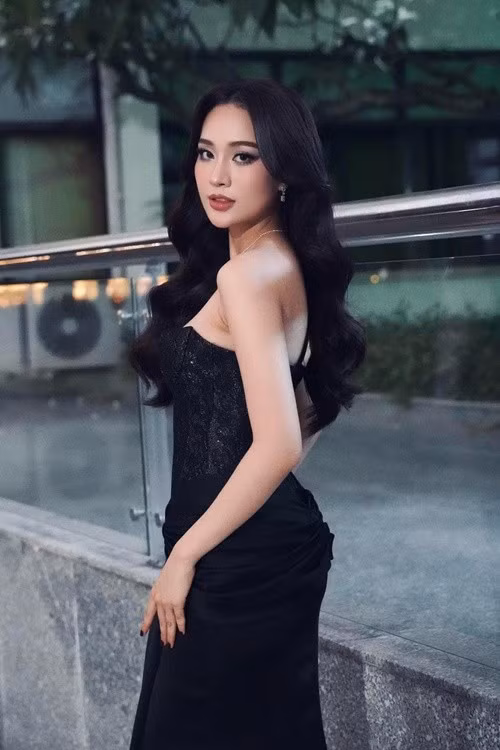 Chia sẻ trên Dân Việt về việc bị so sánh với Miss Universe Vietnam 2024 Nguyễn Cao Kỳ Duyên, Hoa hậu Võ Cao Kỳ Duyên cho hay: "Tôi có chút áp lực khi bị so sánh với Hoa hậu Nguyễn Cao Kỳ Duyên Miss Universe Vietnam 2024, nhưng tôi nghĩ áp lực cũng sẽ là động lực để tôi cố gắng để hoàn thiện bản thân mỗi ngày". Ảnh: FB Võ Cao Kỳ Duyên.