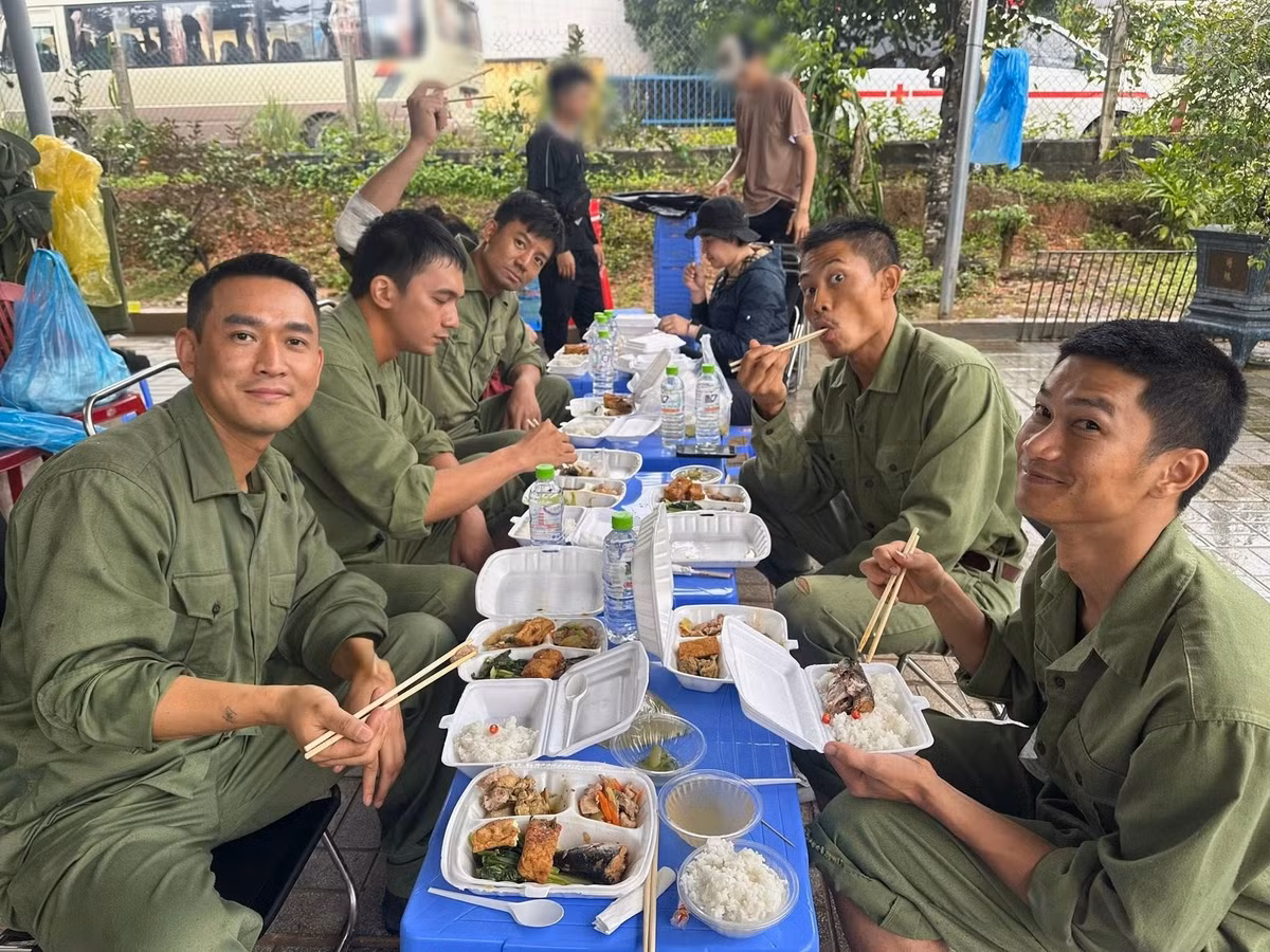 Hứa Vĩ Văn đăng tải hình ảnh bữa cơm trong những ngày quay phim Mưa đỏ. Ảnh: FB Hứa Vĩ Văn.