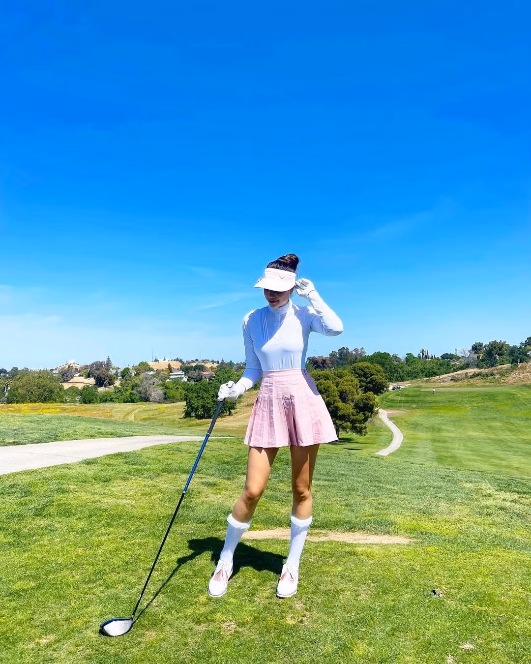 Golf là một trong những môn thể thao mà Hoa hậu Phạm Hương yêu thích. Cô thường xuyên đăng tải các video hoặc hình ảnh trên sân golf. Phạm Hương thường diện các loại váy ngắn hoặc quần bó sát, áo polo, đi kèm với mũ lưỡi trai.