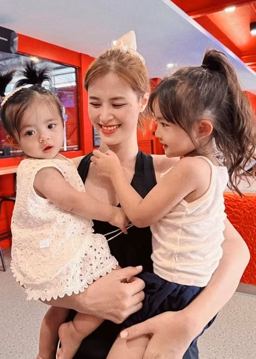 Từ khi còn rất nhỏ, hai nhóc tì nhà Ông Cao Thắng đã được bố mẹ cho đi du lịch. Ảnh: FB Đông Nhi.