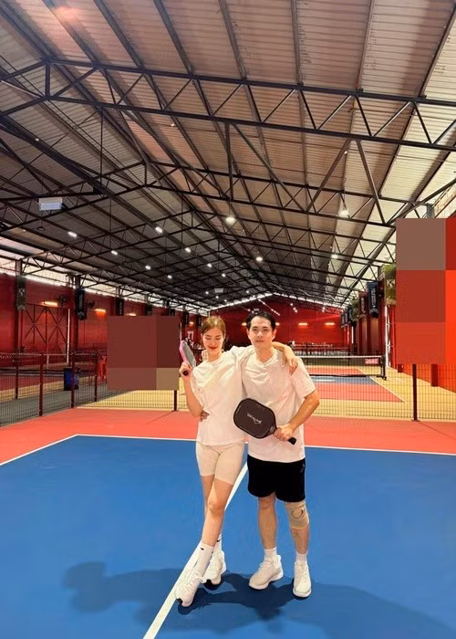 Trên trang cá nhân, Đông Nhi - Ông Cao Thắng đăng loạt ảnh trên sân pickleball khi du lịch ở Malaysia. Ảnh: FB Đông Nhi.