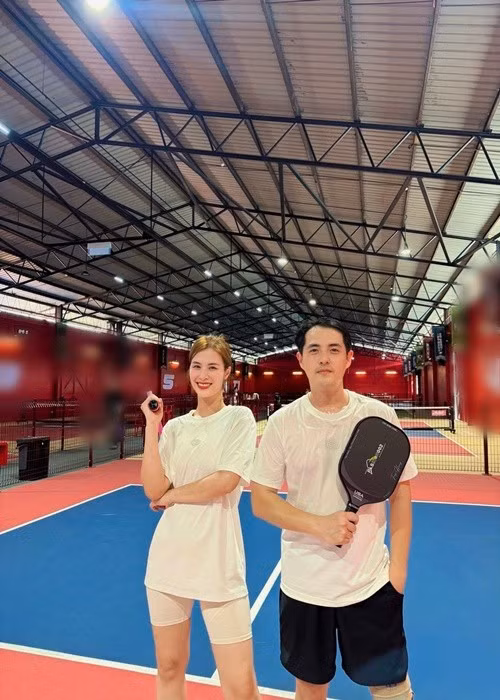 "Cặp bài trùng. Trùng hợp là đi du lịch vẫn thèm ra sân quá", Ông Cao Thắng bày tỏ. Đông Nhi viết: "Vui chơi không quên sức khỏe". Ảnh: FB Đông Nhi.