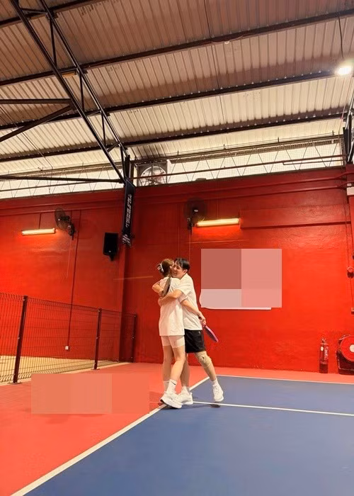 Đông Nhi - Ông Cao Thắng ôm chầm lấy nhau trong buổi tập luyện pickleball. Ảnh: FB Đông Nhi.