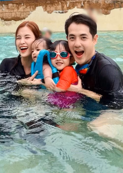 Sau khi kết hôn, Đông Nhi vẫn hoạt động nghệ thuật. Ảnh: FB Đông Nhi.