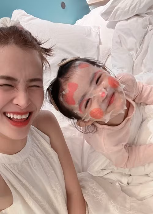 Đông Nhi có hai cô con gái Winnie (sinh năm 2020) và Hannie (sinh năm 2024). Ảnh: FB Đông Nhi.