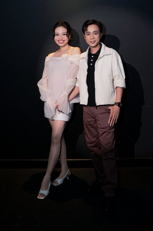 Trước khi nữ diễn viên xác nhận mang thai, nhiều cư dân mạng đã đặt nghi vấn cô có tin vui khi thấy Lê Lộc trông đầy đặn hơn và thường xuyên chọn trang phục giấu vòng hai.